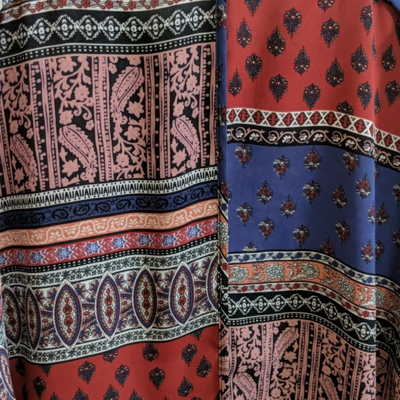 Mixed pattern V-neck top - Picture 5 of 6